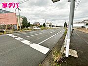 前面道路は公道で、車のすれ違いもらくらく広々30ｍの幅があります 