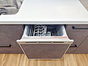 食器洗浄乾燥機は時間のかかる食器洗いを楽にしてくれる上に水道代も安くなるスグレモノ 