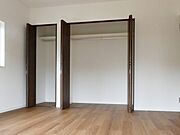 【CL】 壁面クローゼットがあればタンスを置く必要がなく、出っ張りのないスッキリ空間を維持できます。  
