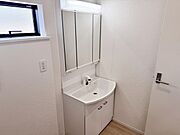 【洗面台】 洗面台の三面鏡の裏には収納があるので、見られたくないものの収納に便利 
