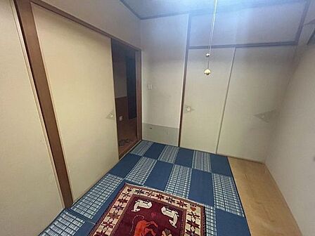 【和室】 押し入れ付きの落ち着いた空間の和室。リビングと続き間となっているので、普段はオープンに、来客時は客間として活用でき便利