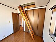 【洋室約6帖】 はしごから屋根裏収納へ登って、季節物や趣味の物をしまっておけるので、お部屋すっきり！