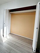 パイプハンガー付きのクローゼットは服を畳まず収納でき大切な衣類をシワや日焼けから守ります。 