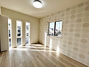【洋室6帖】 2面採光で、晴れの日の日中はいつも明るい室内に。窓を開放すれば気持ちの良い風が入ります。 