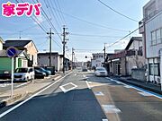 前面約12ｍ幅の道路に面しており、通行や駐車の際に余裕がある広さです。運転が苦手な方でもラクラク！ 