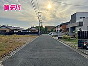 前面道路は公道で、車のすれ違いもラクラクな広々6mの幅があります