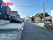 前面道路は幅員約5.6mで車の出し入れもスムーズです