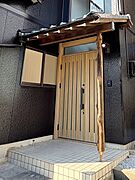 【玄関】 雨の日の出入りも濡れにくい玄関ポーチ 