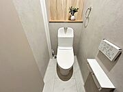 【1階トイレ】 トイレは1階と2階の2か所に設置。どちらも洗浄機能付！ 