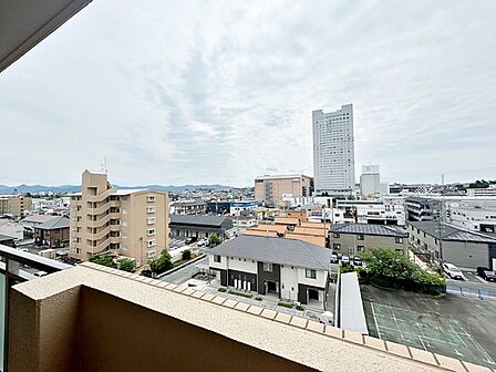 気持ちの良い眺望が広がり、日常の中で外の景色を眺めながら過ごせます。気分転換にもつながる、心地よい時間をお過ごしいただけます。