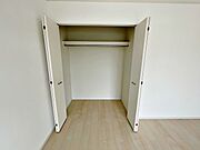 【クローゼット】 壁面クローゼットがあればタンスを置く必要がなく、出っ張りのないスッキリ空間を維持できます。  