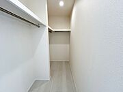 【WIC】 ハンガーにかけた洋服、帽子やバッグ他収納した物を見渡すことができ整理整頓がしやすい！ 