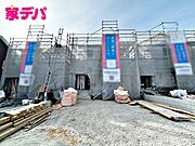 【2号棟】上棟しました！（中央の建物になります。） ・3LDK＋フリースペース ・LDK15帖 ・全居室収納付 ・全室広さ6帖以上 ・2部屋からアクセスできるバルコニー ・防犯カメラ 