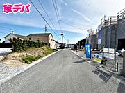 前面道路は公道で、車のすれ違いもらくらく広々6ｍの幅があります 