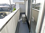 【バルコニー】 2部屋から出入り可能な陽当りの良い広々ワイドバルコニー！  