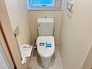【施工例】多機能な温水洗浄便座付きでお掃除がしやすい、清潔なトイレです  