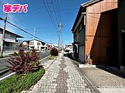 前面道路は公道で、車のすれ違いもらくらく広々14ｍの幅があります 