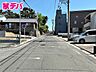 外観：前面は車通りの少ない道路。お車の出し入れが苦手な方も安心ですね。 
