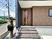 【玄関】 玄関が深い位置にあるので雨に濡れることなく身支度ができます 