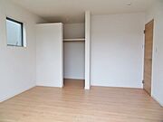 【施工例】2面採光で、晴れの日の日中はいつも明るい室内に。窓を開放すれば気持ちの良い風が入ります。 