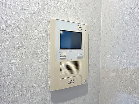 【TVモニター付きインターホン】 訪問者の顔を室内から確認して応対できるため、玄関を開ける前に相手を把握しやすくなります。来客対応や不在時の確認にも役立ち、日常の安心感につながります。