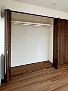 【CL】 壁面クローゼットがあればタンスを置く必要がなく、出っ張りのないスッキリ空間を維持できます。  