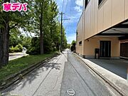 静かな住宅街で、車の出入りもスムーズです。 