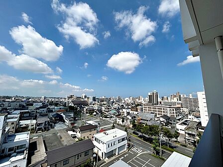 バルコニーからは閑静な街並みを望むことができ、外の空気を感じながら過ごせるスペースです。日常の中で外の景色を眺めることで気分転換もしやすく、ほどよい開放感も感じられます。