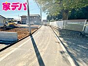 静かな住宅街で、車の出入りもスムーズです。 