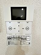  蓄電池の運転モード切り替え、蓄電残量（SOC）や電力使用状況の確認に使用されます。太陽光発電は、環境にやさしいのはもちろんのこと、光熱費の削減や停電時の安心など、多様なメリットがあります。