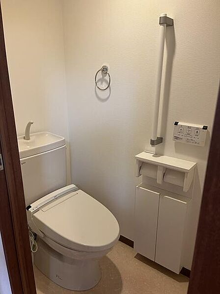 温水洗浄便座付きで、日常的に快適にお使いいただけるトイレです。窓があるため換気もしやすく、空気の入れ替えがスムーズに行えるのもポイント。清潔感を保ちやすく、毎日気持ちよく利用できる空間となっています。