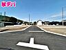 外観：前面道路は公道で、幅員約6ｍのゆとりある広さがあります。車同士のすれ違いや駐車時の切り返しもスムーズに行え、毎日の駐車やお出かけもらくらく。運転が苦手な方でもゆとりを持って出入りしやすい道路幅です。 