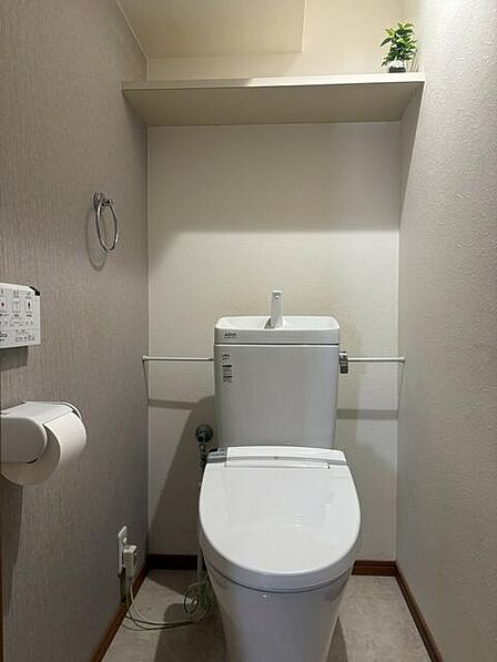 シャワー付きトイレを備えており、快適にお使いいただけます。清潔に使いやすく、お手入れもしやすい仕様で、毎日気持ちよくお使いいただけます。毎日使用する場所だからこそ、快適性にも配慮されています。 