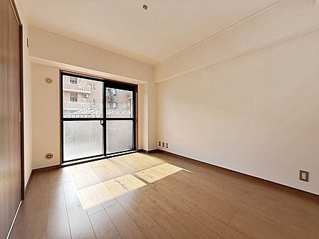 【南側洋室6帖】 南向きならではの恵まれた採光・通風。明るいお部屋は開放感がありますね。(クロス全室張替え済)