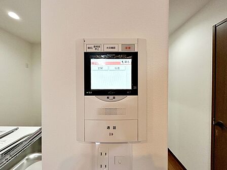 【TVモニター付きインターホン】 玄関まで行かずに室内から来客確認ができるため、手が離せない時でも応対ができます。家事中や作業中でもそのまま対応でき、移動の手間を減らしながら来客対応が行えます。