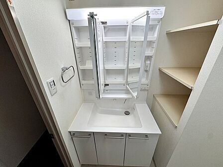 【洗面台】 洗面台の三面鏡の裏には収納スペースがあり、歯ブラシや化粧品などの小物類をすっきりと整理できます。生活感の出やすいアイテムも隠して収納できるため、洗面まわりをきれいに保てます。