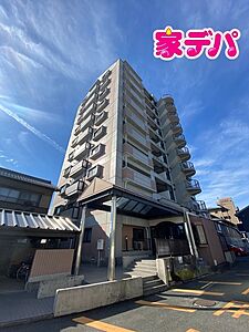 外観：全居室収納付き「3LDK」。一室あると嬉しい、ゆとりの和室。家族との会話が弾む対面キッチン。生活利便施設が徒歩圏内に充実。