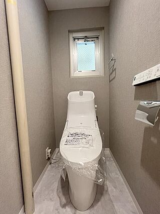 小窓付きのトイ...