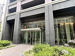 裏手側のエントランスは落ち着いた雰囲気