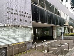 マンションの並びに渋谷税務署・法務局があります
