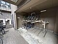 自転車を止める...
