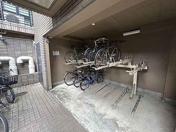 自転車を止める...