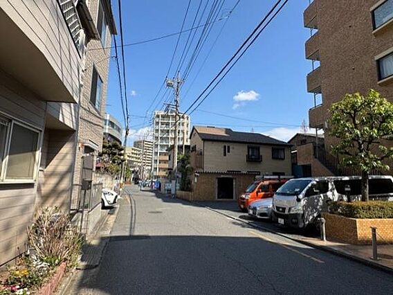 駅前の喧騒から...