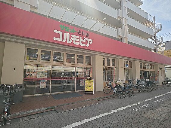衣類や靴など販...