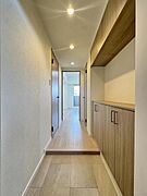 【玄関】家族や来客を迎えるのにふさわしい、明るく温かみを感じられる玄関です！