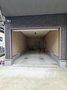 電動シャッター付きのガレージ