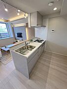 キッチン　対面式キッチンで明るく見通しの良いキッチンスペースです