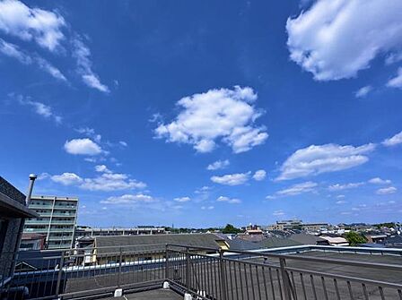 ルーフバルコニー 広い空を存分に体感できる気持ちの良いルーフバルコニーです