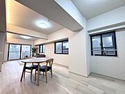 リビングダイニング　南東北東の角部屋で明るいリビングダイニングです。