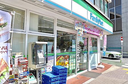 ファミリーマート 目白駅前店(618m)